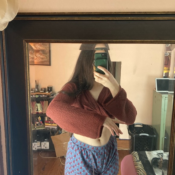 *Sold* NWT UO twist front sweater size S - Picture 4 of 5